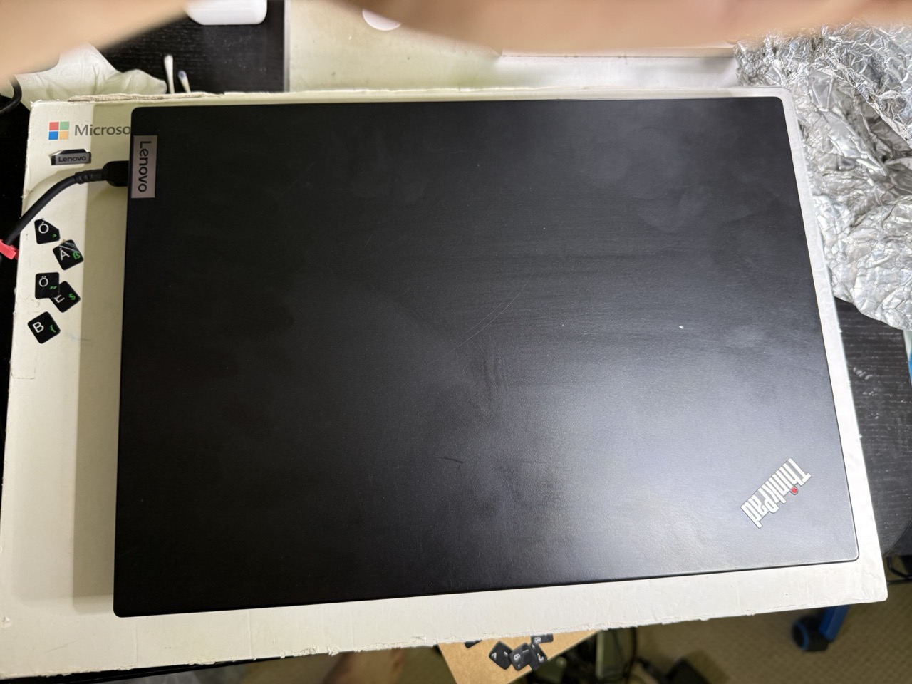 Felújított Lenovo ThinkPad L14 Gen 2 üzleti laptop fedlapja felülről, ThinkPad logóval