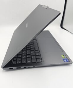 Lenovo Yoga Pro 9 16IAH10 bal oldali csatlakozói: USB-A, HDMI 2.1, két Thunderbolt 4 USB-C port és 3,5 mm-es jack