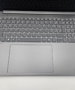 Lenovo Yoga Pro 9 16IAH10 háttérvilágításos billentyűzete numerikus billentyűzettel és nagy üveg touchpaddel, Intel Core Ultra 9 és GeForce RTX matricákkal