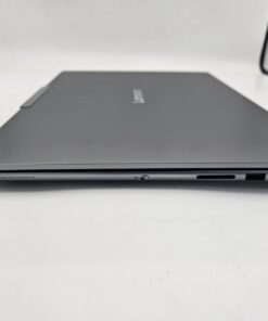 Lenovo Yoga Pro 9 16IAH10 jobb oldali csatlakozói: SD kártyaolvasó, USB-A portok és a fizikai webkamera-zár kapcsolója
