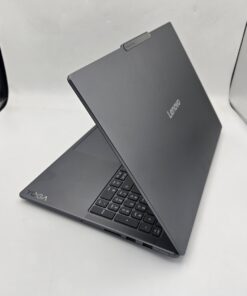 Lenovo Yoga Pro 9 16IAH10 félig nyitva, hátulnézetből, a csuklótámaszon YOGA logóval