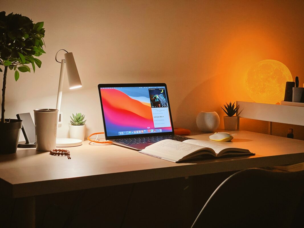MacBook Pro 14 egy világos íróasztalon, lokális AI futtatásához használt gép
