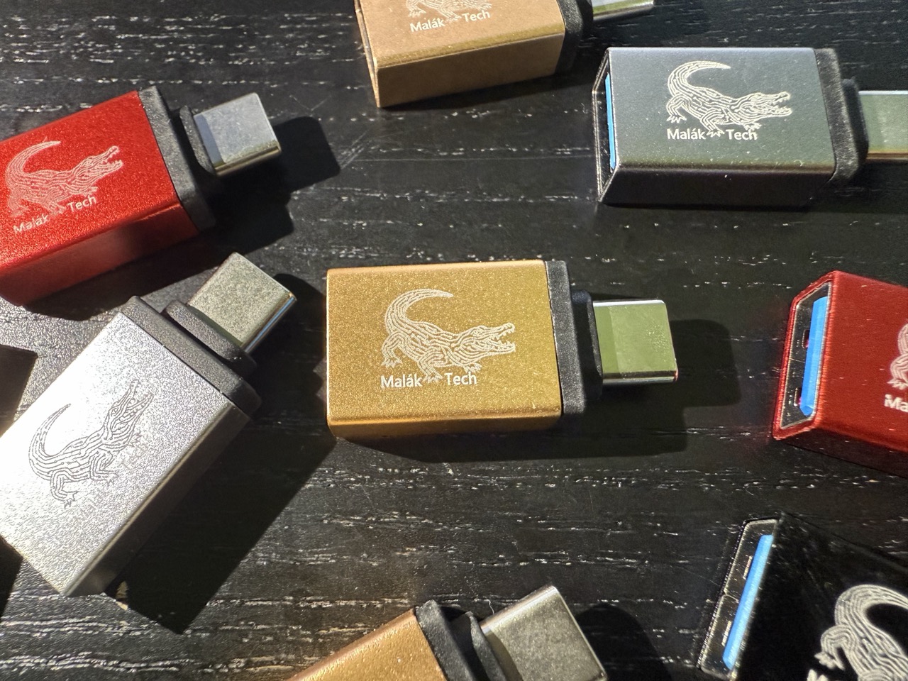 Lézerezett Malák Tech logós USB-C – USB-A átalakítók piros, arany, ezüst és fekete színben