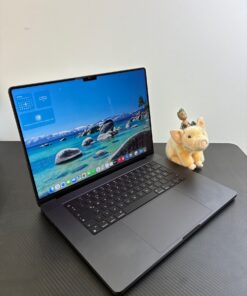 Felújított Apple MacBook Pro 16″ M3 Max asztrofekete – oldalnézetből, 16,2 colos Liquid Retina XDR kijelző és gyári magyar billentyűzet