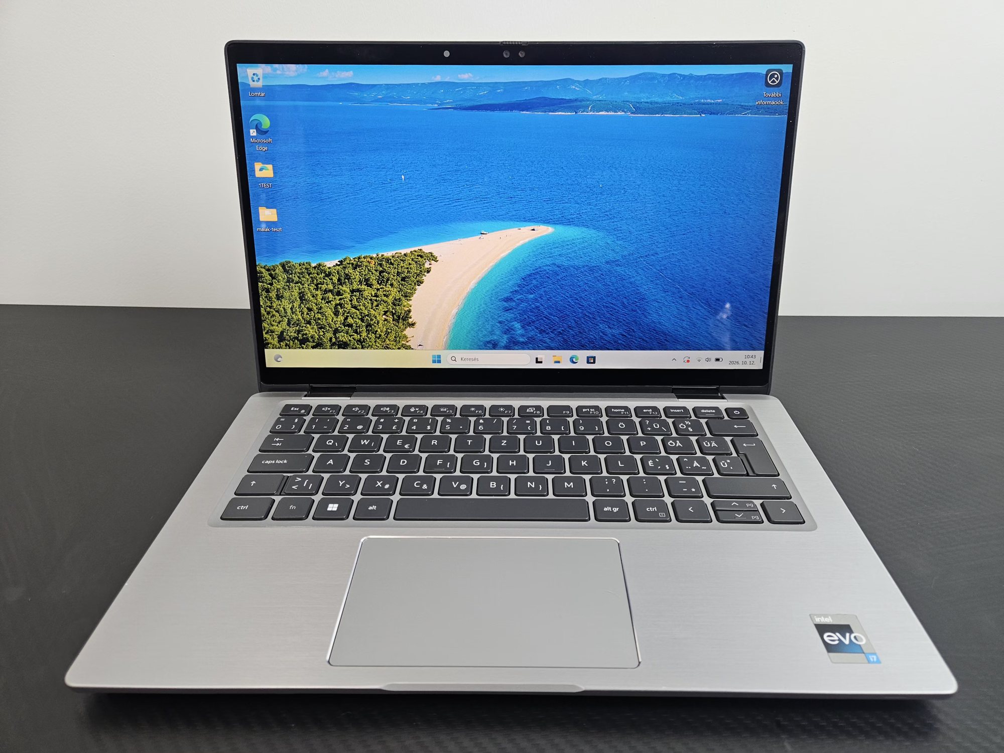 Dell Latitude 7430 2-in-1 felújított laptop nyitva, bekapcsolt 14 colos érintőkijelzővel