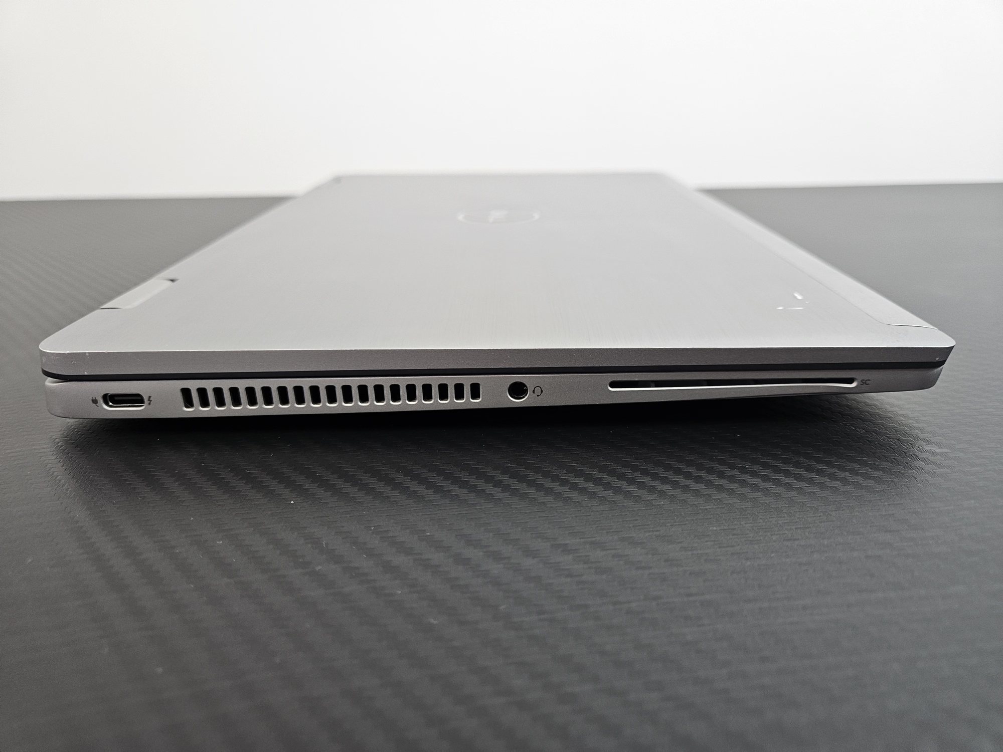 Dell Latitude 7430 2-in-1 bal oldali portok: Thunderbolt 4, audio jack, smartcard-olvasó