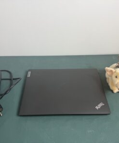 Lenovo ThinkPad T14 Gen 3 zárt fedlappal és az eredeti Lenovo 65 W USB-C töltővel