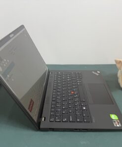 Lenovo ThinkPad T14 Gen 3 laptop oldalnézetből, bal oldal