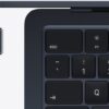 MacBook Air 13 M5 éjfekete – billentyűzet és MagSafe 3 töltőcsatlakozó közelről